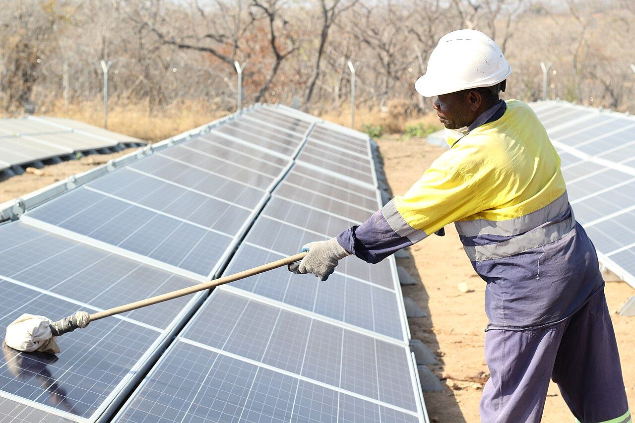 Illustration : Nettoyage de panneaux photovoltaïques